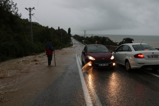 Sele Teslim Olan Ayancık’a Yollar Geçit Vermiyor