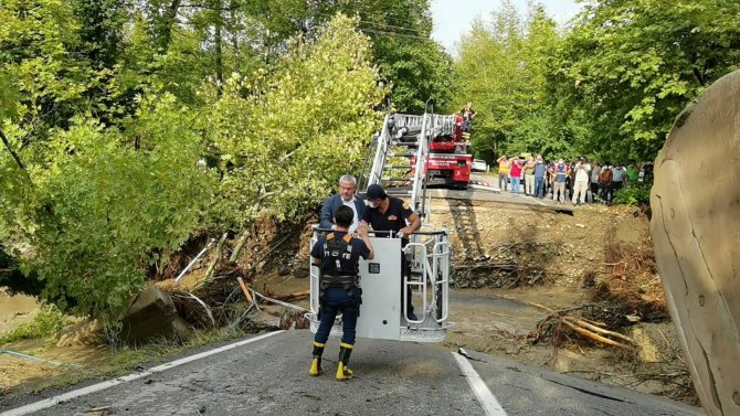 Bartın’da Mahsur Kalan Vekil Ve Ekipler İtfaiye İle Kurtarıldı