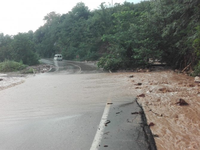 Ordu’da Sağanak Nedeniyle Dere Taştı, Yol Geçici Olarak Ulaşıma Kapandı
