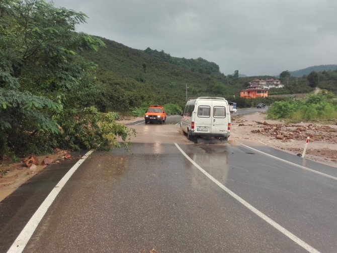 Ordu’da Sağanak Nedeniyle Dere Taştı, Yol Geçici Olarak Ulaşıma Kapandı