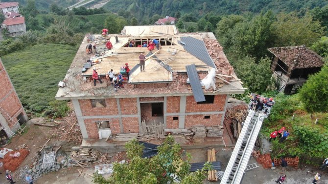 Çöken Çatı Enkazı Altında Kalan İşçilerden Biri Yaralı Olarak Çıkartıldı