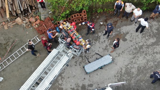 Çöken Çatı Enkazı Altında Kalan İşçilerden Biri Yaralı Olarak Çıkartıldı