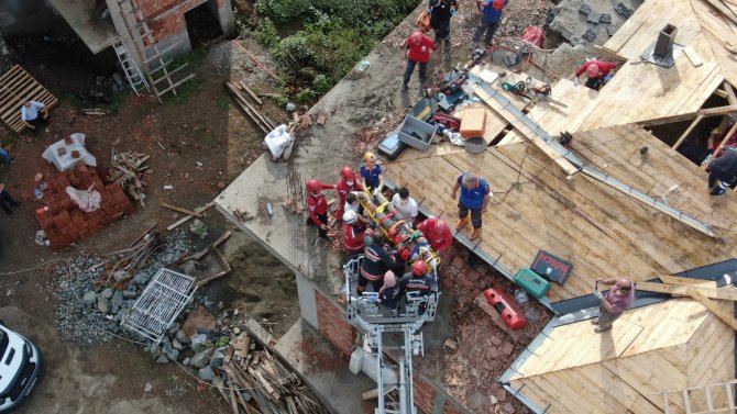 Çöken Çatı Enkazı Altında Kalan İşçilerden Biri Yaralı Olarak Çıkartıldı