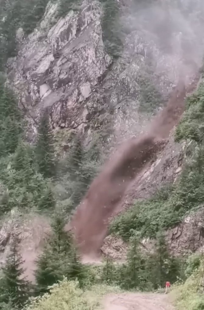 Derebaşi Virajları’nda Yamaçtan Sel Ve Heyelan Böyle Geldi