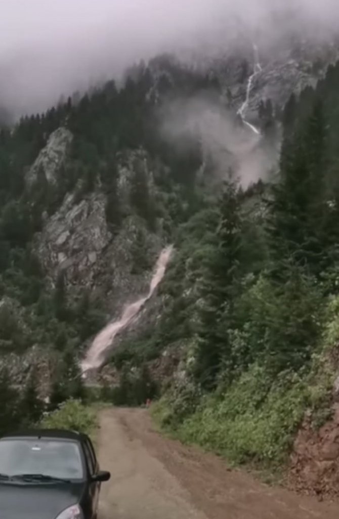 Derebaşi Virajları’nda Yamaçtan Sel Ve Heyelan Böyle Geldi