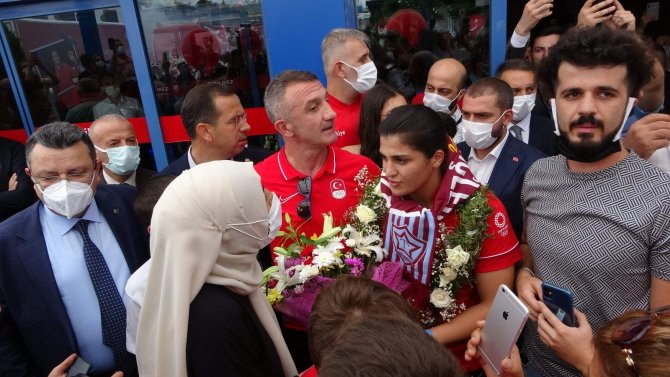 ’Şampiyon’a Memleketinde Görkemli Karşılama