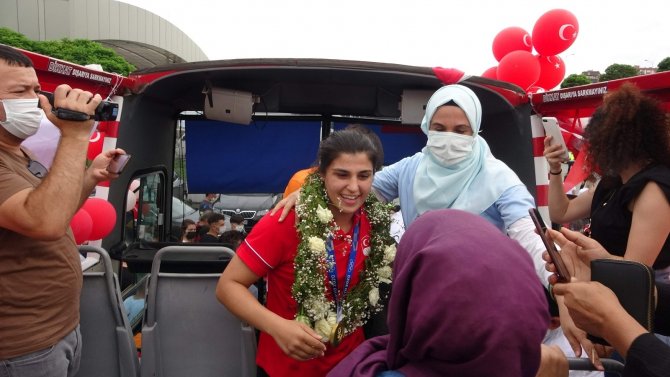 ’Şampiyon’a Memleketinde Görkemli Karşılama