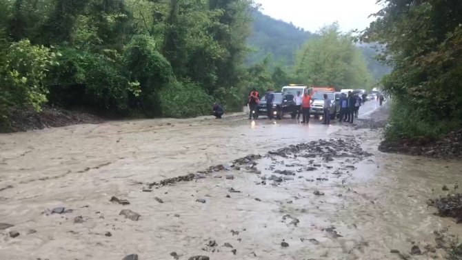 Dere Yatağı Taştı Bartın-ulus Karayolu Ulaşıma Kapandı