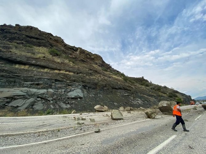 20 Metre Yükseklikten Düşen Kayalar Karayolunu Trafiğe Kapattı