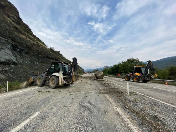 20 Metre Yükseklikten Düşen Kayalar Karayolunu Trafiğe Kapattı