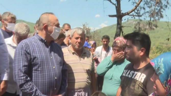 Bakan Çavuşoğlu’na Sarılıp Ağlayan Yaşlı Kadın: "Devlet Buraya Yağmur Gibi Yağdı"