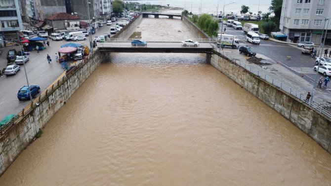Ordu’da Sel Sonrası Sahil Çamura Büründü