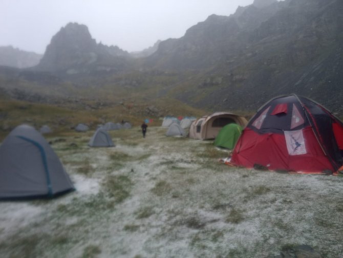 Yaylada Kamp Yapan Dağcılara Dolu Süprizi