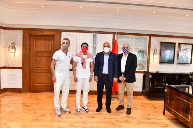 Busenaz Sürmeneli: "Bu Madalyada 83 Milyonun Ağırlığı Var"