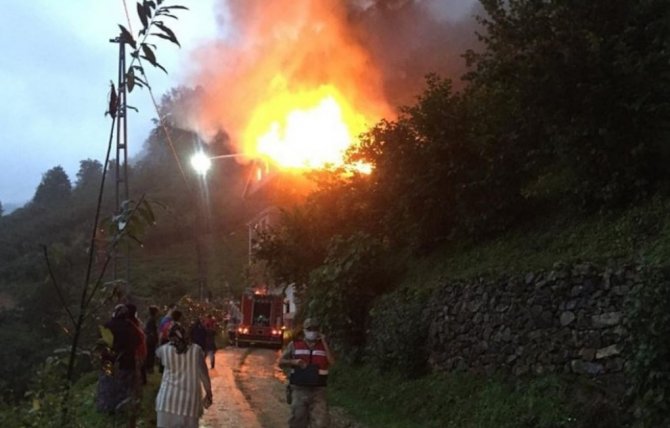 Trabzon’un Çaykara İlçesindeki Yangın Paniğe Neden Oldu