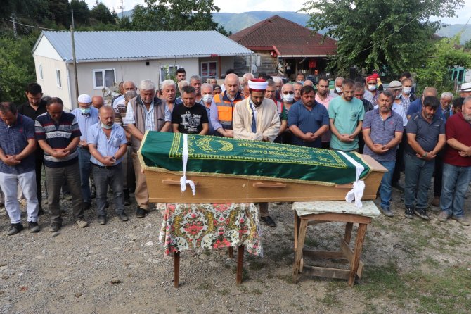 Bakan Karaismailoğlu, Selde Hayatını Kaybeden Yaşlı Adamın Tabutunu Sırtladı