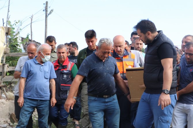 Bakan Karaismailoğlu, Selde Hayatını Kaybeden Yaşlı Adamın Tabutunu Sırtladı