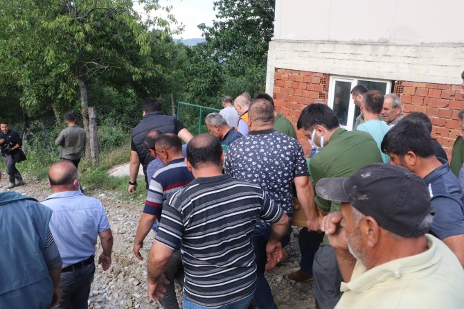 Bakan Karaismailoğlu, Selde Hayatını Kaybeden Yaşlı Adamın Tabutunu Sırtladı