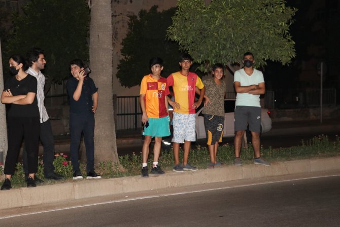 Galatasaray Forması Giyip Fenerbahçe Takımını Karşılamasına Geldiler