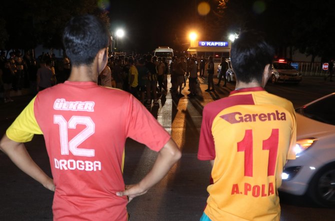Galatasaray Forması Giyip Fenerbahçe Takımını Karşılamasına Geldiler