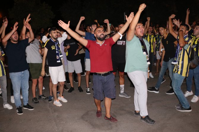 Galatasaray Forması Giyip Fenerbahçe Takımını Karşılamasına Geldiler