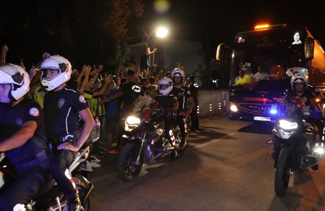 Galatasaray Forması Giyip Fenerbahçe Takımını Karşılamasına Geldiler