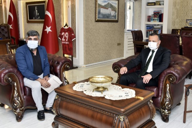 Bir Haftalık Kazancını Yangın Bölgesindeki O Yaşlı Çifte Yolladı