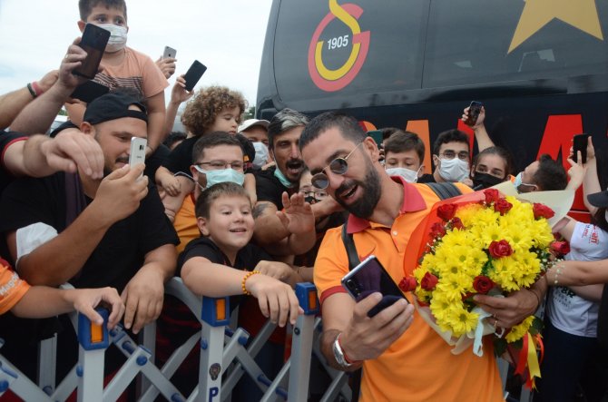 Galatasaray Kafilesi Coşkuyla Karşılandı