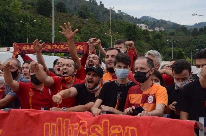 Galatasaray Kafilesi Coşkuyla Karşılandı