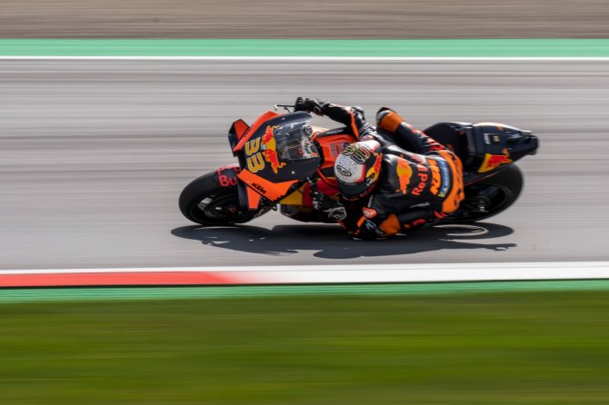 Brad Binder Islak Zeminde Kuru Lastiklerle Yarış Kazandı
