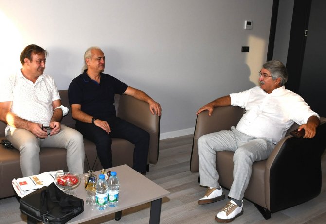 Eski Bakan Sağlar’dan ’Ada Modern Sanat Galerisi’ne Tam Not