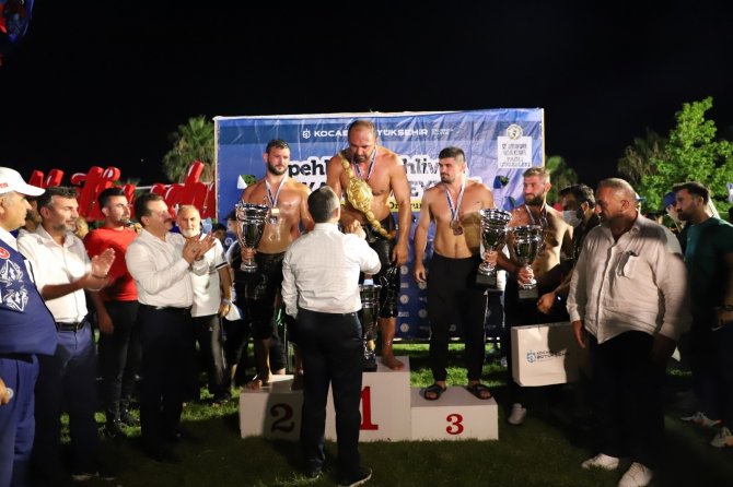 13. Sekapark Altınkemer Yağlı Güreşlerinin Başpehlivanı Ali Gürbüz Oldu