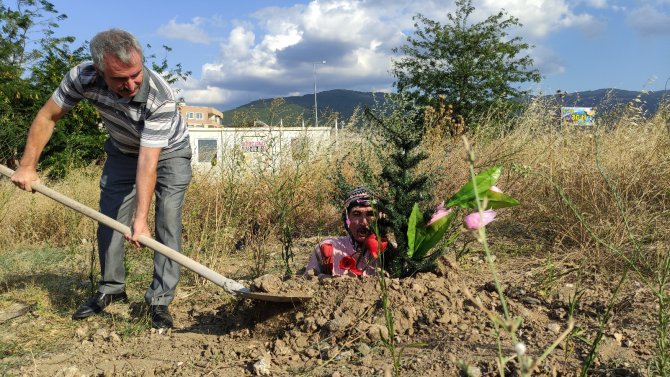 Toprağı Kazıp Kendini Diri Diri Gömdü