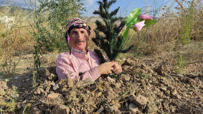 Toprağı Kazıp Kendini Diri Diri Gömdü