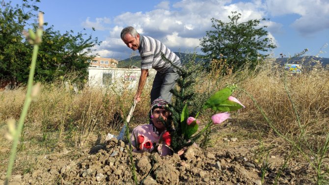Toprağı Kazıp Kendini Diri Diri Gömdü