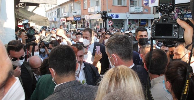 Akşener’in Bayburt Ziyaretinde Vatandaşlarla Partililer Arasında Arbede
