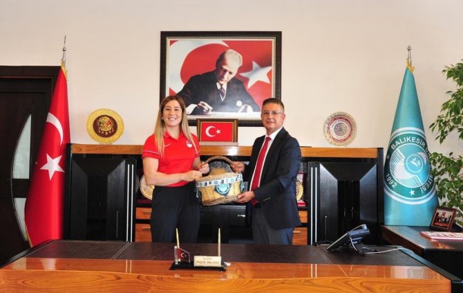 Şampiyon Güreşçi Yasemin Adar’dan Rektör Prof. Dr. İ̇lter Kuş’a Ziyaret