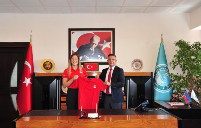 Şampiyon Güreşçi Yasemin Adar’dan Rektör Prof. Dr. İ̇lter Kuş’a Ziyaret