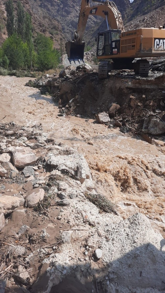 Artvin’de Heyelan Nedeniyle 14 Köy Yolu Ulaşıma Kapandı