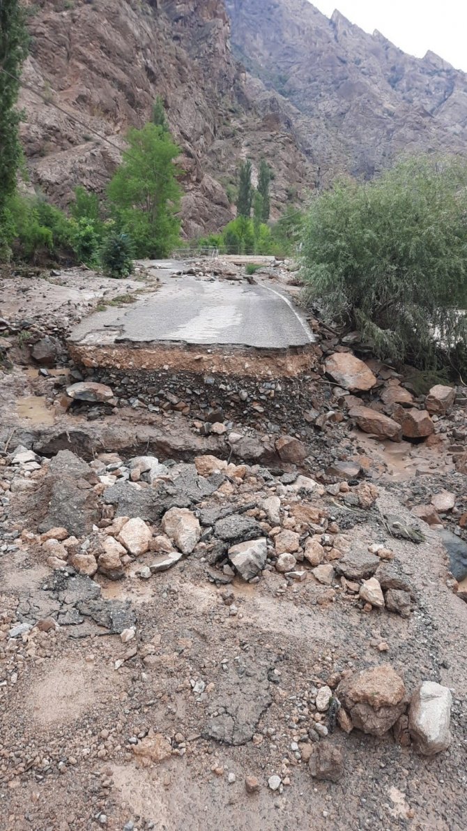 Artvin’de Heyelan Nedeniyle 14 Köy Yolu Ulaşıma Kapandı