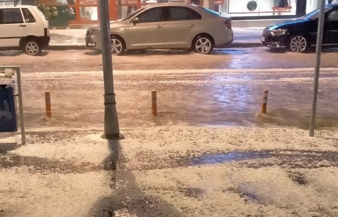 Şimşekler Geceyi Aydınlattı, Dolu Yağışı Kent Merkezini Beyaza Bürüdü