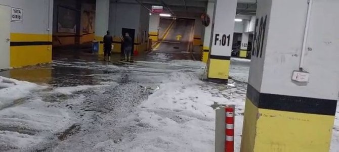 Şimşekler Geceyi Aydınlattı, Dolu Yağışı Kent Merkezini Beyaza Bürüdü