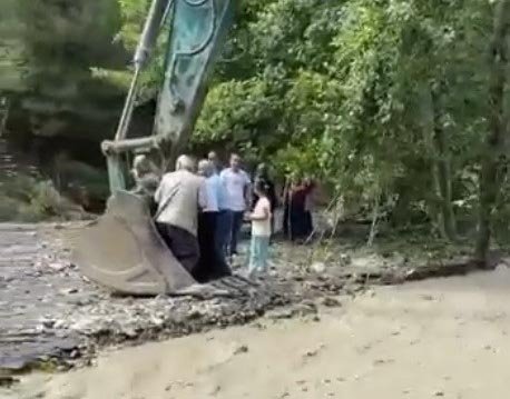 Çayın Karşısına Geçmeye İsteyen Vatandaşları Kepçe Taşıdı