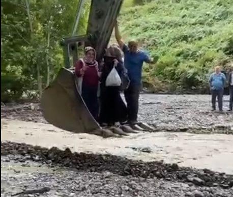 Çayın Karşısına Geçmeye İsteyen Vatandaşları Kepçe Taşıdı