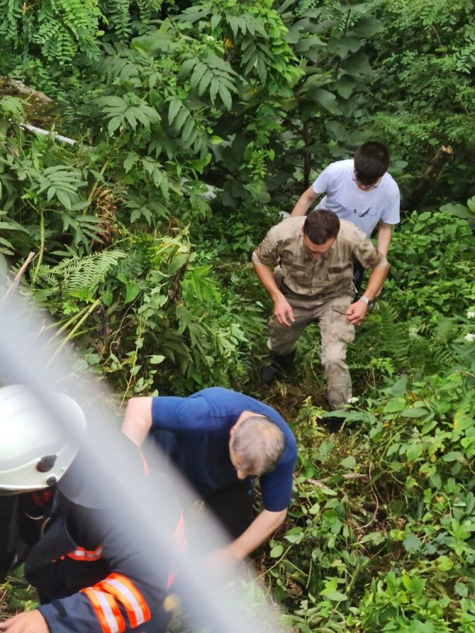 10 Metre Yüksekliğindeki Duvardan Çıkamayınca Yardım İstediler