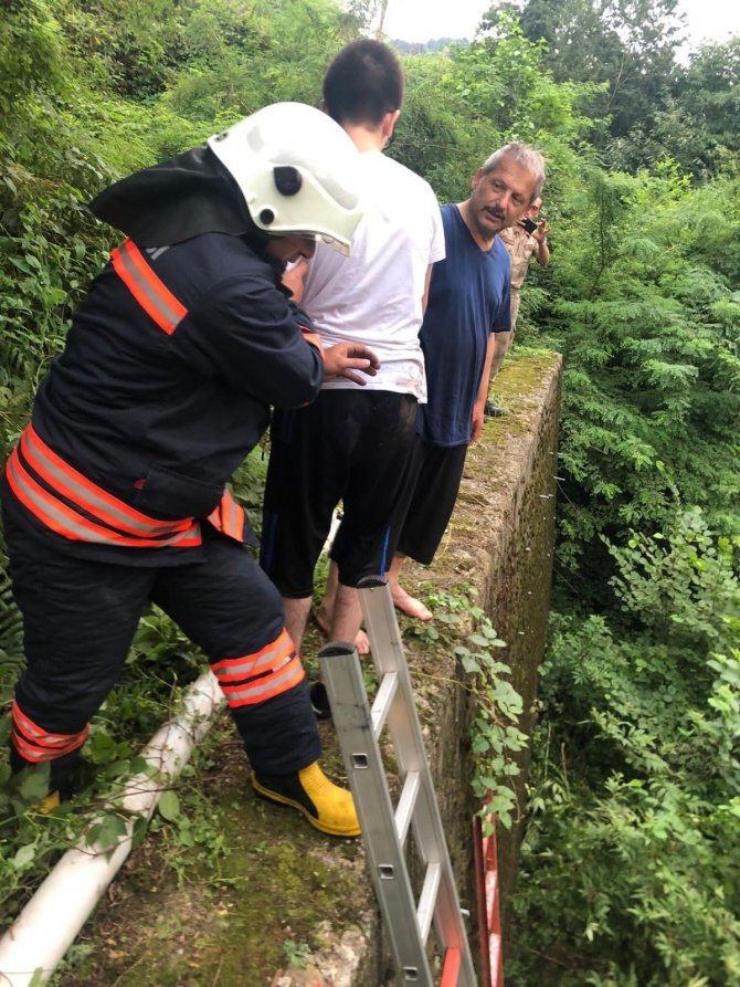 10 Metre Yüksekliğindeki Duvardan Çıkamayınca Yardım İstediler