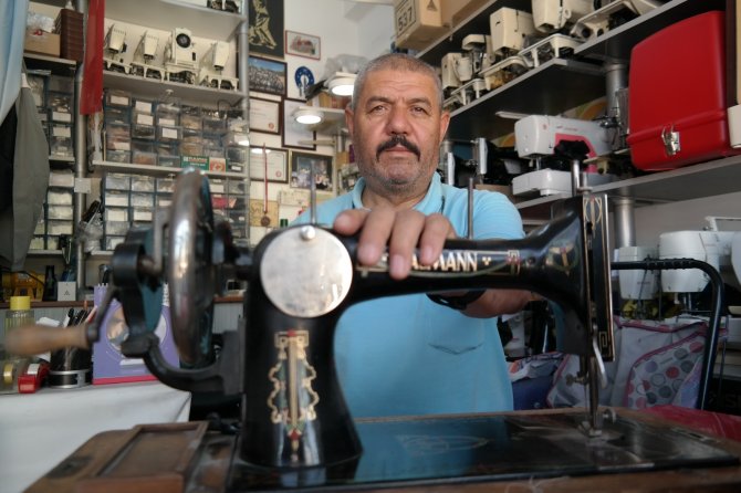 Hurdadan Bulduğu Asırlık Dikiş Makinelerini Çalışır Hale Getiriyor