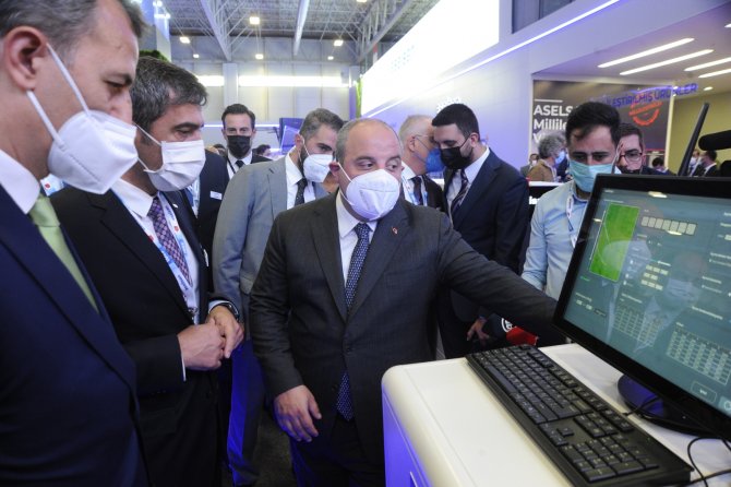 Bakan Varank 15’inci Savunma Sanayi Fuarı’nı Ziyaret Etti