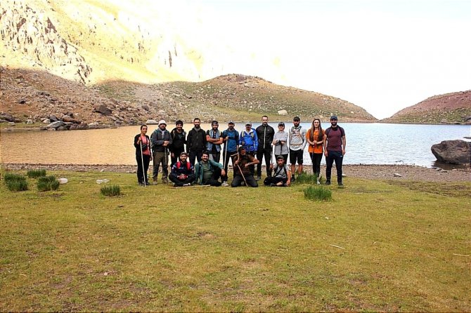 Dağcılar Buzul Göllerinde Doyasıya Yüzdü
