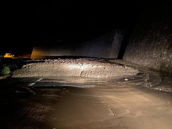 Heyelan Nedeniyle Artvin- Yusufeli Karayolu Ulaşıma Kapandı